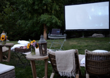 How to Use a Screen Projector for Your Outdoor Movie Night